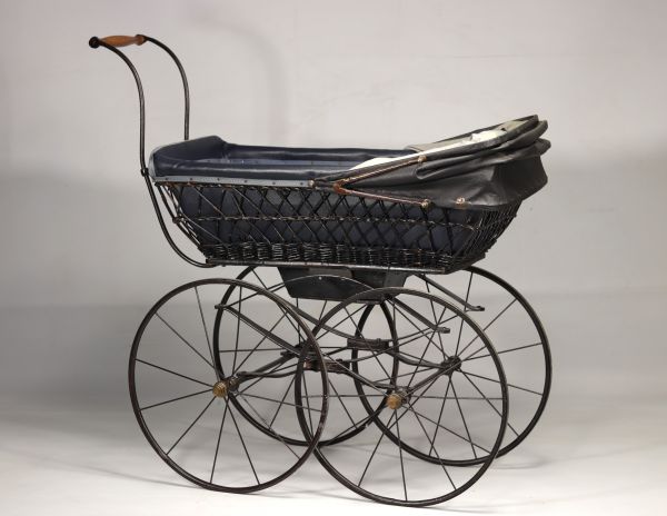 Landau de poupée en osier et fer forgé, début XXe siècle.
