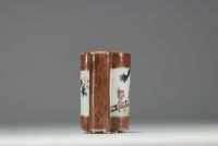 Chine - Petit vase en porcelaine polychrome à décor de personnages en cartouche, marque sous la pièce, d'époque XVIIIème.18eme