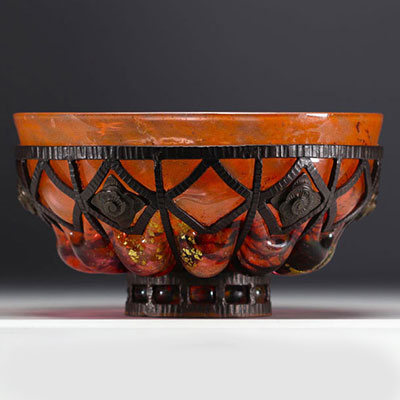 DAUM Nancy et Louis MAJORELLE (1859-1926) - Grande coupe en verre jaspé et orangé.