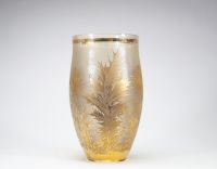 Élégant vase Art Nouveau en verre dégagé à l’acide, orné de chardons dorés – vers 1900