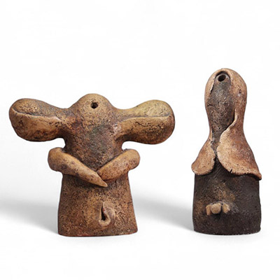 Yves Rhayé (1936–1995), Couple en céramique, signé et numéroté 13/30 Rare sculpture en céramique émaillée représentant un couple stylisé, œuvre emblématique de l’artiste belge Yves Rhayé, connu pour son univers singulier et organique. Les formes anthropomorphes aux volumes généreux et aux textures brutes évoquent l’art primitif revisité par la modernité. Chaque figure est signée et numérotée 13/30