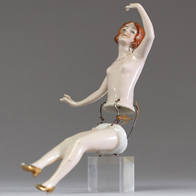 Demi figurine, femme nue Art Déco en porcelaine polychrome, probablement Allemagne, vers 1930. 