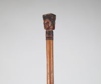 Sceptre ou bâton de commandement Tchokwe, République Démocratique du Congo La prise est ornée d’un motif janiforme (dit Janus), figurant deux têtes opposées finement sculptées, arborant des coiffures et scarifications typiques. L’extrémité en forme de palette, ponctuée de pastilles noires
