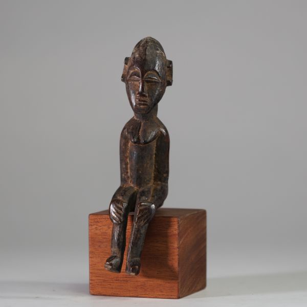 : Statuette Lobi, Burkina Faso. Bois. Jolie statuette en position assise. Très belle patine. H : 17,5 cm . Ex collection privée Amsterdam. Sur socle.