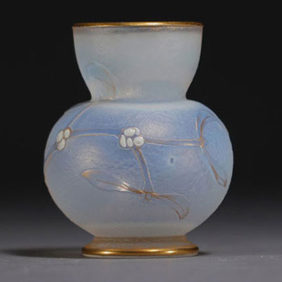 DAUM Nancy - Petit vase en verre dégagé à l'acide et émaillé à décor de gui, signé sous la pièce.