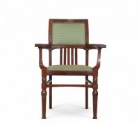 Georges Hobé (1854–1936) Fauteuil en acajou – Vers 1905 Modèle dérivé du prototype présenté à l’Exposition de Turin, 1902  Ce fauteuil en acajou de Georges Hobé, s’inscrit dans la lignée du mobilier présenté à l’Exposition internationale des arts décoratifs de Turin en 1902, événement fondateur pour la reconnaissance de l’Art nouveau belge sur la scène internationale. Il illustre à merveille l’est