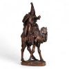 Raymond de Meester (1904–1995) « Cavalier oriental sur un chameau » – Sculpture monumentale en bois sculpté  Sculpture de grande dimension en bois finement sculpté représentant un cavalier arabe en ma
