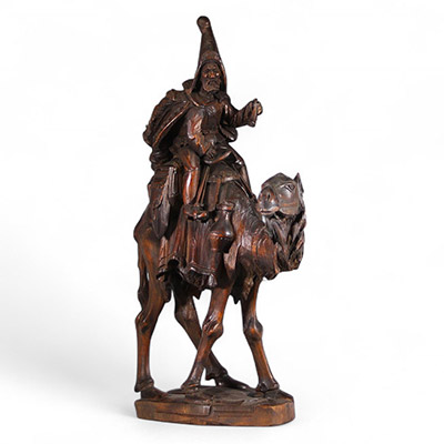 Raymond de Meester (1904–1995) « Cavalier oriental sur un chameau » – Sculpture monumentale en bois sculpté  Sculpture de grande dimension en bois finement sculpté représentant un cavalier arabe en ma