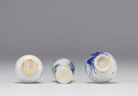 Lot de trois vases miniatures de différentes formes en blanc et bleu d'époque Kangxi (1661-1722)
