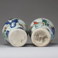 Paire de vases en porcelaine de la famille verte, décor de personnages dans un jardin, époque Kangxi