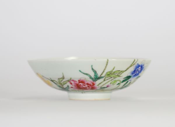 Bol en porcelaine de Chine famille rose à décor floral polychrome, portant une marque Xianfeng (1851–1861).