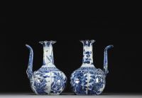 Chine - Paire de verseuses en porcelaine blanc bleu à décor floral, Wanli, dynastie Ming.