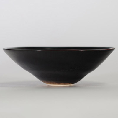 Bol en grès à couverte noire décoré d’une feuille Chine, dynastie Song (960–1279) ou période postérieure.
