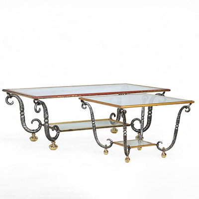 Maison Banci Firenze - Ensemble de deux tables basses en verre et fer forgé doré rectangulaire et carrée à deux niveaux, vers 1980. 
