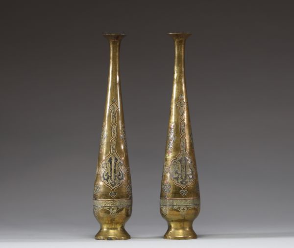 Paire de vases orientaux damasquinés en cuivre, laiton et étain repoussé à décor d'arabesques, Art Islamique.