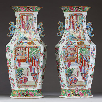 Paire de grands vases hexagonaux en porcelaine de Canton, XIXe siècle, décorés d'une scène animée de personnages.