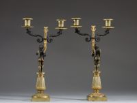 Paire de candélabres en bronze patiné et doré de style Directoire.