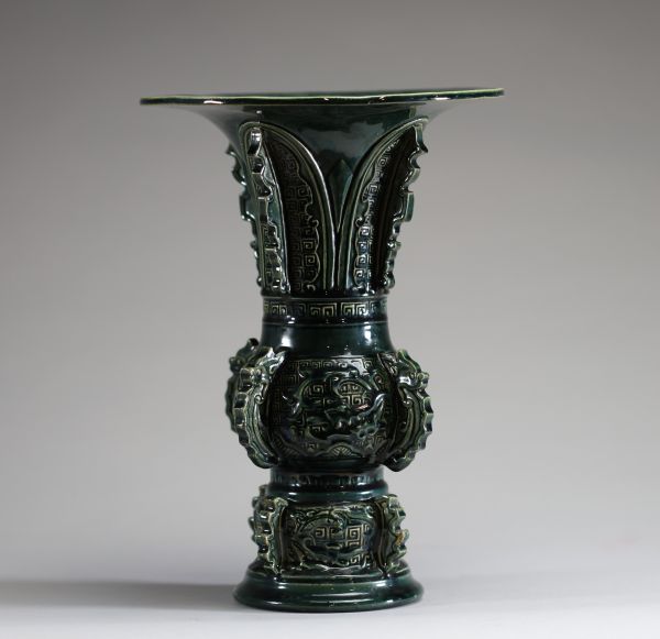 Théodore DECK (1823-1891) Vase Gu en faïence à décor chinoisant sous couverte, vers 1860 et 1880, signé.