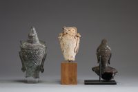 Asie - Trois têtes de Bouddha en bronze et terre cuite polychrome. 