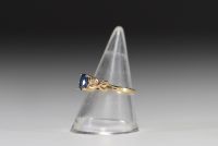 Ring in 14k gold set with two diamonds and a sapphire weighing 1.8gr.