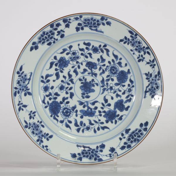 Assiette en porcelaine de Chine à décor floral en bleu sous couverte, époque Qianlong, XVIIIe siècle.