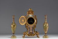 Garniture de cheminée trois pièces en bronze doré ciselé, onyx et émaux cloisonnés.