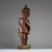 Très belle maternité ancienne tribale Pendé, Congo RDC. Bois, Patine mate, usée par le temps et les rites. Belle cohérence stylistique et forte expression émotionnelle. 1ère partie XXème s. H : 76 cm . Provenance : Auction Zemanek Würzburg, 2004.