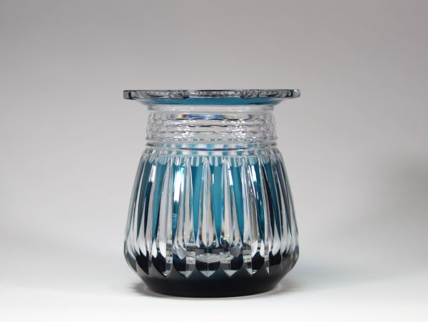Val Saint Lambert – Vase en cristal doublé bleu à décor Art Déco  Élégant vase en cristal taillé, réalisé par la célèbre cristallerie belge Val Saint Lambert, en cristal doublé bleu. Le corps évasé es