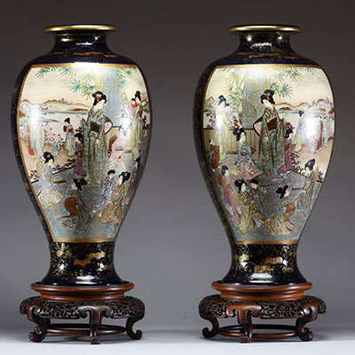 Japon - Grande paire de vases en porcelaine à décor en cartouche de jeunes femmes et d'enfants, reposant sur des socles en bois d'époque Meiji, XIXe siècle.