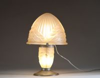 Charles SCHNEIDER (1881-1953) Lampe de table Art Déco, base et chapeau en verre moulé pressé stylisé, double éclairage, signée Schneider.