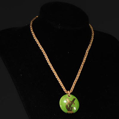 Yves SAINT LAURENT - Pendentif en porcelaine de couleur verte et or, monogrammé YSL.