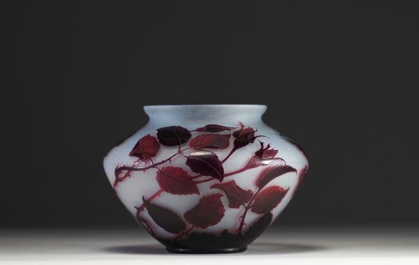 Paul NICOLAS (1875-1952) d'Argental - Multilayer acid-etched glass vase decorated with rose bushes, signed.