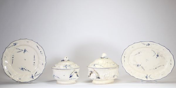 Deux soupières en faïence à décor imprimé bleu de type 