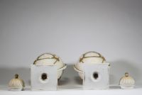 Paire de vases couverts en biscuit à décor d’angelots, XIXᵉ siècle