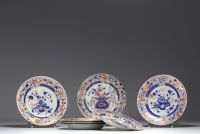 China - Set of seven 18th century polychrome porcelain plates decorated with floral basins