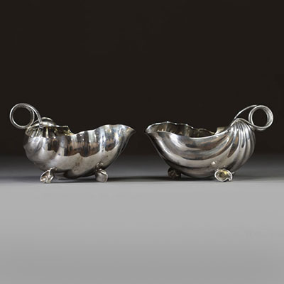 Paire de saucières en argent massif en forme de coquillage surmonté d'un serpent formant la anse, poinçons Prince évêque, Liège, 1744.