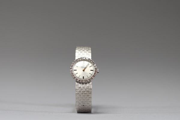 Oméga - Montre dame en or gris 18k ornée de 28 diamants taille brillant, mouvement mécanique, vers 1960-70.