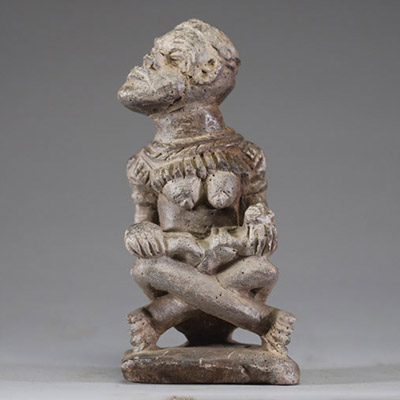 Afrique RDC - Statue funéraire « Ntadi» Bakongo représentant une maternité assise, Congo RDC, début XXème ou antérieure.