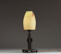 DAUM Nancy - Lampe de table Art Nouveau en verre à coloration intercalaire, partiellement moucheté, piétement en métal martelé, signée Daum Nancy.