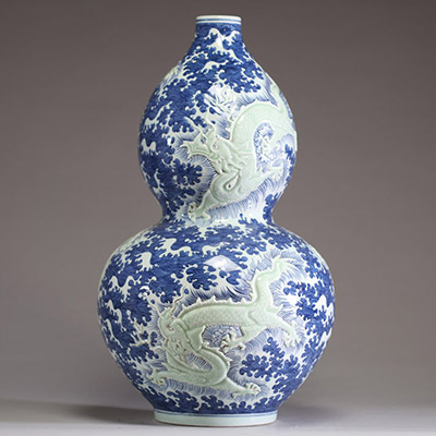Chine - Rare vase double gourdes en porcelaine, décor en relief à engobe céladon de Dragons Impériaux sur fond nuageux blanc bleu, marque Kangxi sous la pièce.