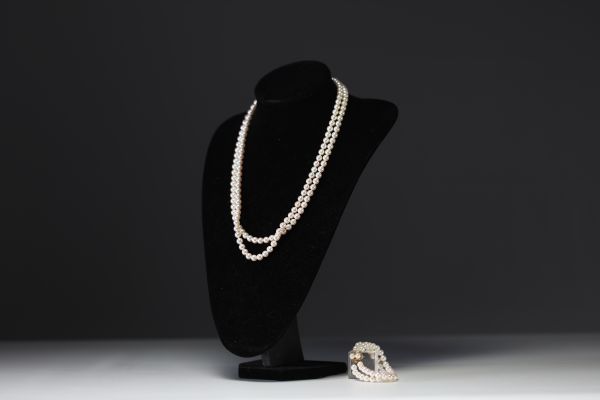 Two strands of cultured pearls, necklace and bracelet, 18k gold clasps.