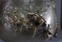 Gustave Joseph CHERET (1838-1894) Imposante jardinière en bronze à décor de naïades et de papillons.