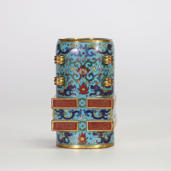 Récipient en bronze cloisonné à décor de dragons et rinceaux floraux, de forme archaïsante ‘Zun’, Chine, marque Qianlong en réserve Élégant récipient de forme cylindrique inspirée des bronzes archaïqu