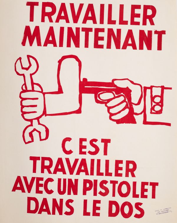 Mai 68 – TRAVAILLER MAINTENANT, C’EST TRAVAILLER AVEC UN PISTOLET DANS LE DOS. Affiche originale réalisée en sérigraphie couleur rouge. Cachet École Nle Supérieure des Beaux-Arts, toute sa marge non coupée, traces de plis. Sujet intact. Non entoilée  56X45,2 cm