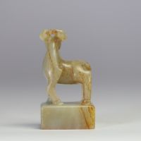 Sceau chinois en jade vert pâle sculpté d’un daim et gravé d’un caractère sigillaire Sceau en jade finement sculpté d’un daim debout, les cornes enroulées vers l’arrière, reposant sur une base carrée 