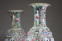 Chine - Paire de grands vases en porcelaine polychrome famille rose à décor de courtisanes, de pêches et de fleurs, dynastie Qing, XIXème.