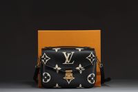 Louis VUITTON - Pochette Métis, sac à main bicolore en toile enduite monogrammée et finition en cuir de vachette naturel.
