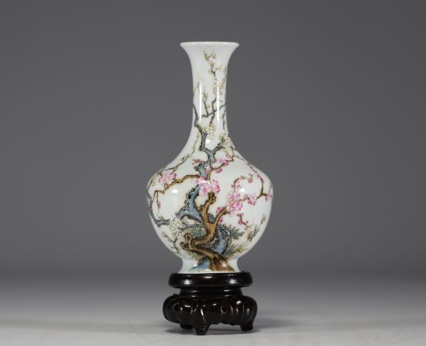 Chine - Vase en porcelaine de la famille rose à décor de branches fleuries, marque sous la pièce.