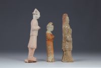 Chine - statues de personnages en terre cuite polychrome, d' époque Tang (618-907).