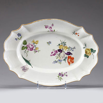 Meissen - Plat ovale festonné en porcelaine polychrome à décor de fleurs, XVIIIème, marque au épées sous la pièce.